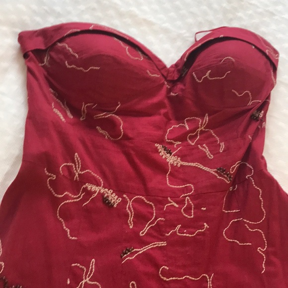 Red w detail strapless dress - Picture 3 of 4